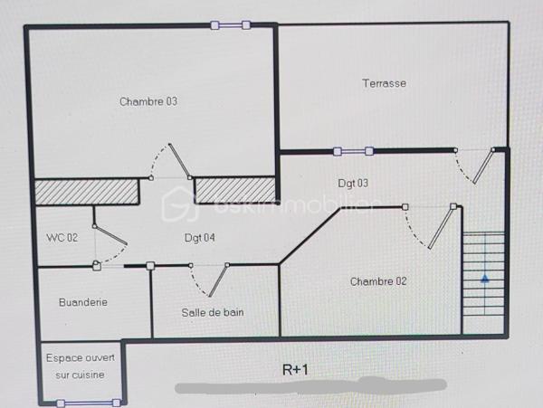 À Corps (38970), village vivant du Trièves avec école, médecin et commerces à pied (Vival, banque, restaurants), découvrez cette maison de 100 m² à l'entretien irréprochable. Elle ne demande aucun budget travaux. Vous posez vos valises.

L'espace de vie comprend une cuisine ouverte sur un grand séjour lumineux, réchauffé par une cheminée insert double face. Le bien dispose de 3 chambres, 2 salles de bain, 2 WC, une buanderie, 2 caves et une terrasse plein soleil avec vue imprenable sur l'Obiou. Le Lac du Sautet est à 12 minutes.

Ce bien clé en main est une opportunité rare sur le secteur pour un projet de vie serein.
Visite sur rendez-vous après échange préalable