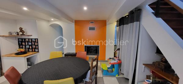 À Corps (38970), village vivant du Trièves avec école, médecin et commerces à pied (Vival, banque, restaurants), découvrez cette maison de 100 m² à l'entretien irréprochable. Elle ne demande aucun budget travaux. Vous posez vos valises.

L'espace de vie comprend une cuisine ouverte sur un grand séjour lumineux, réchauffé par une cheminée insert double face. Le bien dispose de 3 chambres, 2 salles de bain, 2 WC, une buanderie, 2 caves et une terrasse plein soleil avec vue imprenable sur l'Obiou. Le Lac du Sautet est à 12 minutes.

Ce bien clé en main est une opportunité rare sur le secteur pour un projet de vie serein.
Visite sur rendez-vous après échange préalable