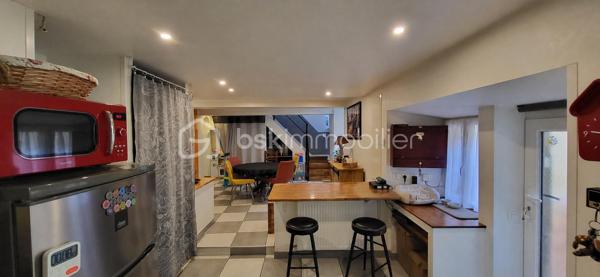 À Corps (38970), village vivant du Trièves avec école, médecin et commerces à pied (Vival, banque, restaurants), découvrez cette maison de 100 m² à l'entretien irréprochable. Elle ne demande aucun budget travaux. Vous posez vos valises.

L'espace de vie comprend une cuisine ouverte sur un grand séjour lumineux, réchauffé par une cheminée insert double face. Le bien dispose de 3 chambres, 2 salles de bain, 2 WC, une buanderie, 2 caves et une terrasse plein soleil avec vue imprenable sur l'Obiou. Le Lac du Sautet est à 12 minutes.

Ce bien clé en main est une opportunité rare sur le secteur pour un projet de vie serein.
Visite sur rendez-vous après échange préalable