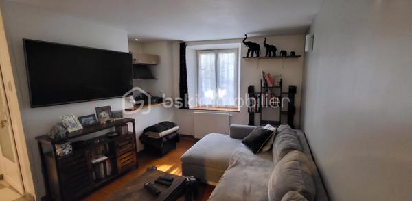 À Corps (38970), village vivant du Trièves avec école, médecin et commerces à pied (Vival, banque, restaurants), découvrez cette maison de 100 m² à l'entretien irréprochable. Elle ne demande aucun budget travaux. Vous posez vos valises.

L'espace de vie comprend une cuisine ouverte sur un grand séjour lumineux, réchauffé par une cheminée insert double face. Le bien dispose de 3 chambres, 2 salles de bain, 2 WC, une buanderie, 2 caves et une terrasse plein soleil avec vue imprenable sur l'Obiou. Le Lac du Sautet est à 12 minutes.

Ce bien clé en main est une opportunité rare sur le secteur pour un projet de vie serein.
Visite sur rendez-vous après échange préalable
