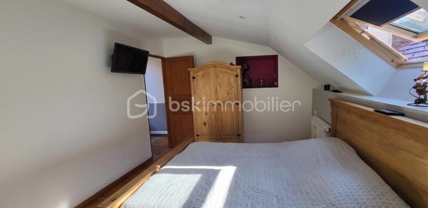 À Corps (38970), village vivant du Trièves avec école, médecin et commerces à pied (Vival, banque, restaurants), découvrez cette maison de 100 m² à l'entretien irréprochable. Elle ne demande aucun budget travaux. Vous posez vos valises.

L'espace de vie comprend une cuisine ouverte sur un grand séjour lumineux, réchauffé par une cheminée insert double face. Le bien dispose de 3 chambres, 2 salles de bain, 2 WC, une buanderie, 2 caves et une terrasse plein soleil avec vue imprenable sur l'Obiou. Le Lac du Sautet est à 12 minutes.

Ce bien clé en main est une opportunité rare sur le secteur pour un projet de vie serein.
Visite sur rendez-vous après échange préalable