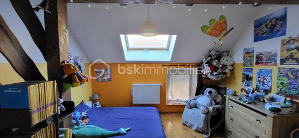 À Corps (38970), village vivant du Trièves avec école, médecin et commerces à pied (Vival, banque, restaurants), découvrez cette maison de 100 m² à l'entretien irréprochable. Elle ne demande aucun budget travaux. Vous posez vos valises.

L'espace de vie comprend une cuisine ouverte sur un grand séjour lumineux, réchauffé par une cheminée insert double face. Le bien dispose de 3 chambres, 2 salles de bain, 2 WC, une buanderie, 2 caves et une terrasse plein soleil avec vue imprenable sur l'Obiou. Le Lac du Sautet est à 12 minutes.

Ce bien clé en main est une opportunité rare sur le secteur pour un projet de vie serein.
Visite sur rendez-vous après échange préalable