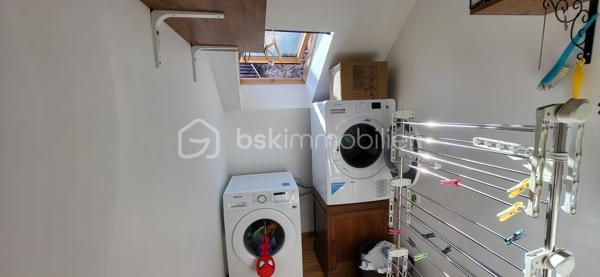 À Corps (38970), village vivant du Trièves avec école, médecin et commerces à pied (Vival, banque, restaurants), découvrez cette maison de 100 m² à l'entretien irréprochable. Elle ne demande aucun budget travaux. Vous posez vos valises.

L'espace de vie comprend une cuisine ouverte sur un grand séjour lumineux, réchauffé par une cheminée insert double face. Le bien dispose de 3 chambres, 2 salles de bain, 2 WC, une buanderie, 2 caves et une terrasse plein soleil avec vue imprenable sur l'Obiou. Le Lac du Sautet est à 12 minutes.

Ce bien clé en main est une opportunité rare sur le secteur pour un projet de vie serein.
Visite sur rendez-vous après échange préalable