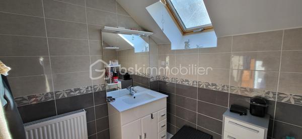 À Corps (38970), village vivant du Trièves avec école, médecin et commerces à pied (Vival, banque, restaurants), découvrez cette maison de 100 m² à l'entretien irréprochable. Elle ne demande aucun budget travaux. Vous posez vos valises.

L'espace de vie comprend une cuisine ouverte sur un grand séjour lumineux, réchauffé par une cheminée insert double face. Le bien dispose de 3 chambres, 2 salles de bain, 2 WC, une buanderie, 2 caves et une terrasse plein soleil avec vue imprenable sur l'Obiou. Le Lac du Sautet est à 12 minutes.

Ce bien clé en main est une opportunité rare sur le secteur pour un projet de vie serein.
Visite sur rendez-vous après échange préalable