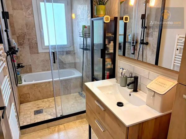 Vente                                                      Appartement
                        
                     3 pièces                      60 m2                     à Six-Fours-les-Plages