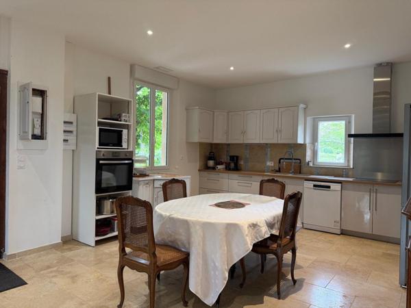 Maison avec parc arboré et dépendance