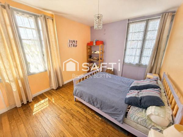 Maison familiale 4 chambres avec dépendances et potentiel à Vivonne
