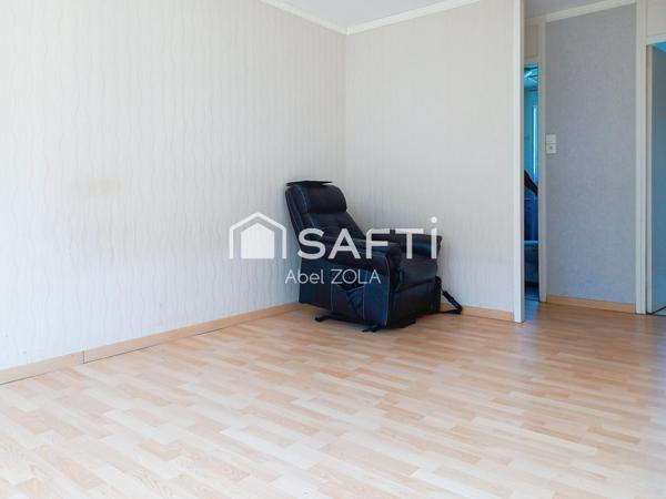 Appartement 2 pièces avec un séjour, une chambre, une cuisine, un WC, une cave.