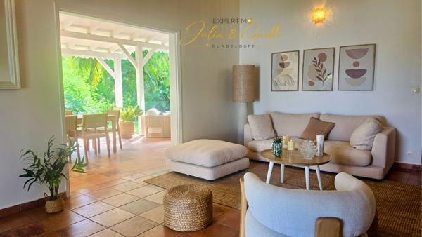 UNE BELLE VILLA DE CHARME À DÉCOUVRIR ! Laissez-vous séduire par cette jolie villa T4, implantée sur un terrain de 926 m² , offrant un cadre idéal pour profiter pleinement de la douceur de vivre en Guadeloupe.