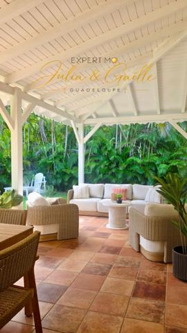 UNE BELLE VILLA DE CHARME À DÉCOUVRIR ! Laissez-vous séduire par cette jolie villa T4, implantée sur un terrain de 926 m² , offrant un cadre idéal pour profiter pleinement de la douceur de vivre en Guadeloupe.