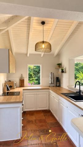 UNE BELLE VILLA DE CHARME À DÉCOUVRIR ! Laissez-vous séduire par cette jolie villa T4, implantée sur un terrain de 926 m² , offrant un cadre idéal pour profiter pleinement de la douceur de vivre en Guadeloupe.