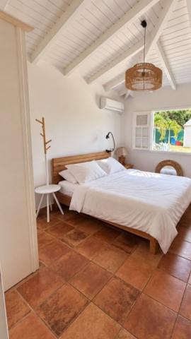 UNE BELLE VILLA DE CHARME À DÉCOUVRIR ! Laissez-vous séduire par cette jolie villa T4, implantée sur un terrain de 926 m² , offrant un cadre idéal pour profiter pleinement de la douceur de vivre en Guadeloupe.