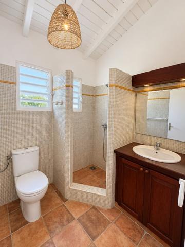 UNE BELLE VILLA DE CHARME À DÉCOUVRIR ! Laissez-vous séduire par cette jolie villa T4, implantée sur un terrain de 926 m² , offrant un cadre idéal pour profiter pleinement de la douceur de vivre en Guadeloupe.