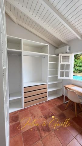 UNE BELLE VILLA DE CHARME À DÉCOUVRIR ! Laissez-vous séduire par cette jolie villa T4, implantée sur un terrain de 926 m² , offrant un cadre idéal pour profiter pleinement de la douceur de vivre en Guadeloupe.