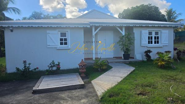 UNE BELLE VILLA DE CHARME À DÉCOUVRIR ! Laissez-vous séduire par cette jolie villa T4, implantée sur un terrain de 926 m² , offrant un cadre idéal pour profiter pleinement de la douceur de vivre en Guadeloupe.
