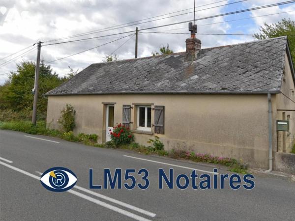 Une maison ancienne en bord de route