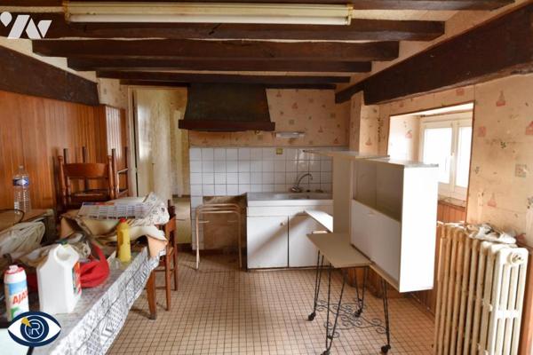 Une maison ancienne en bord de route