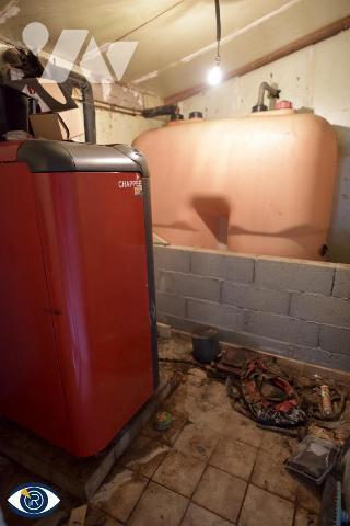 Une maison ancienne en bord de route