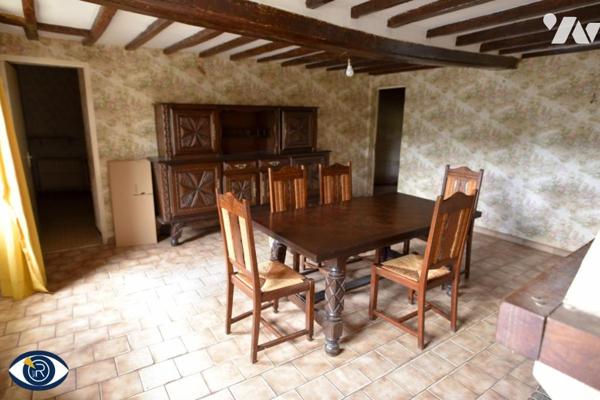 Une maison ancienne en bord de route