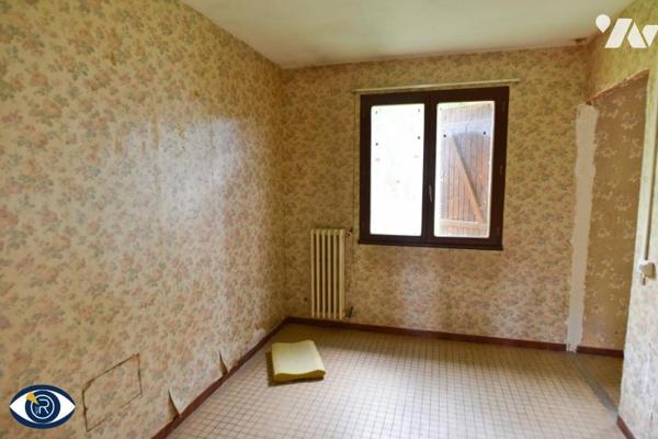 Une maison ancienne en bord de route