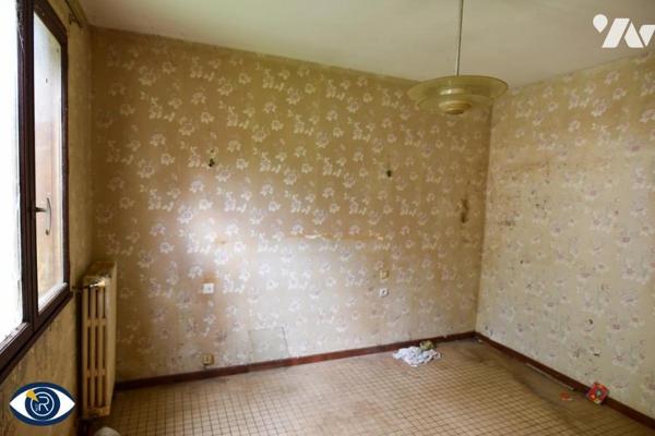 Une maison ancienne en bord de route