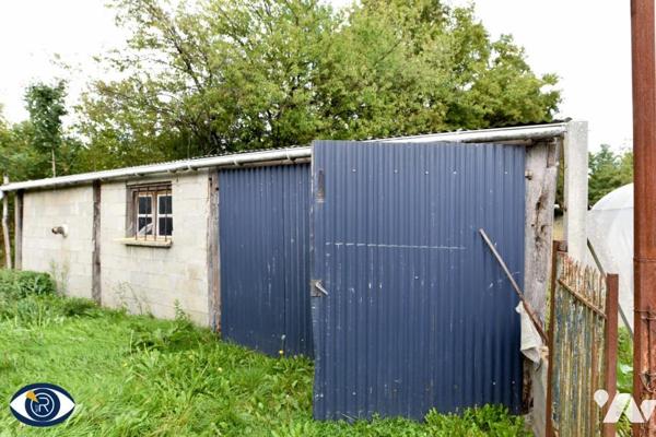 Une maison ancienne en bord de route