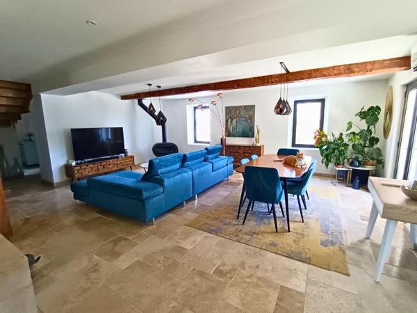 Belle demeure en pierre de 206m² entièrement rénovée avec grand garage sur un terrain de 875m² avec piscine
