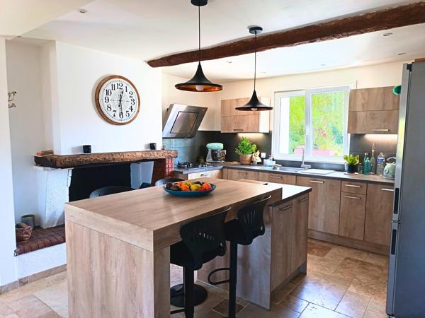 Belle demeure en pierre de 206m² entièrement rénovée avec grand garage sur un terrain de 875m² avec piscine