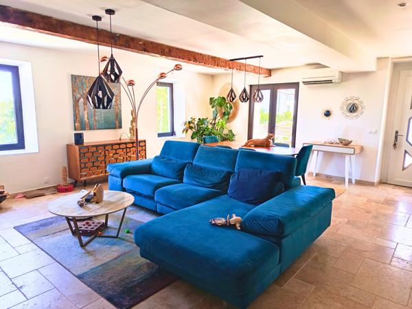 Belle demeure en pierre de 206m² entièrement rénovée avec grand garage sur un terrain de 875m² avec piscine