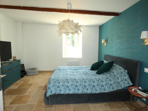 Belle demeure en pierre de 206m² entièrement rénovée avec grand garage sur un terrain de 875m² avec piscine