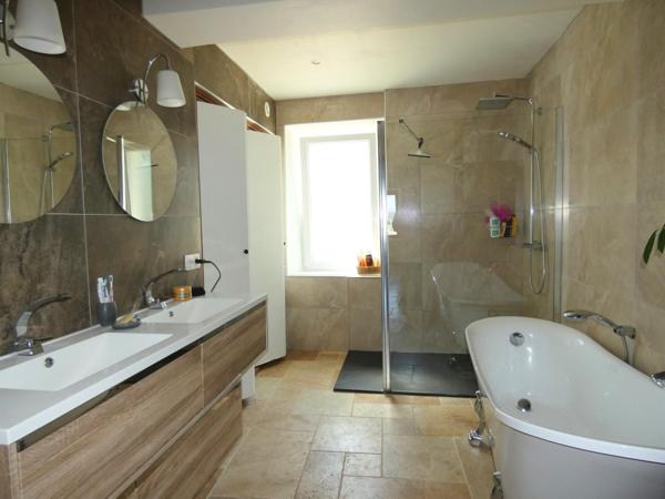 Belle demeure en pierre de 206m² entièrement rénovée avec grand garage sur un terrain de 875m² avec piscine