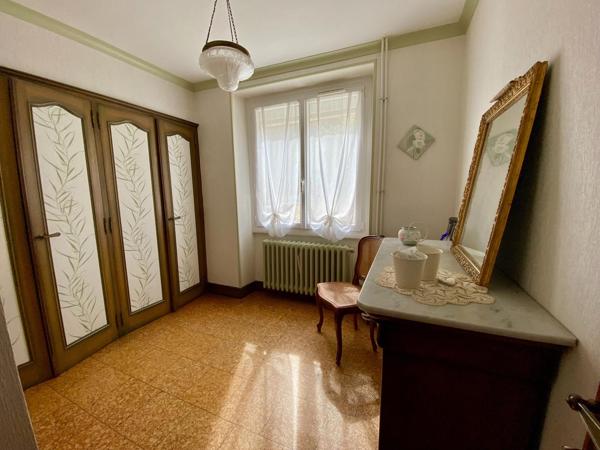 Maison 140m² avec jardin, garages et locaux professionnels