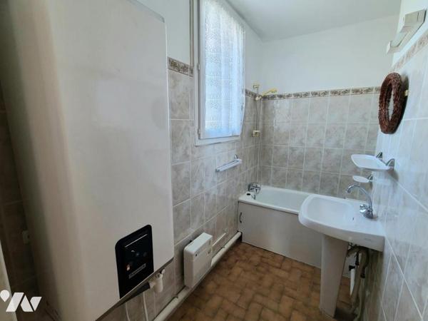 A PONT SAINT ESPRIT, A DEUX PAS DES COMMERCES STUDIO 26M² 