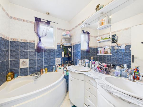 Maison 6 pièces - Terrain -1 430 m² - Piscine - Saint-Jean-de-Muzols