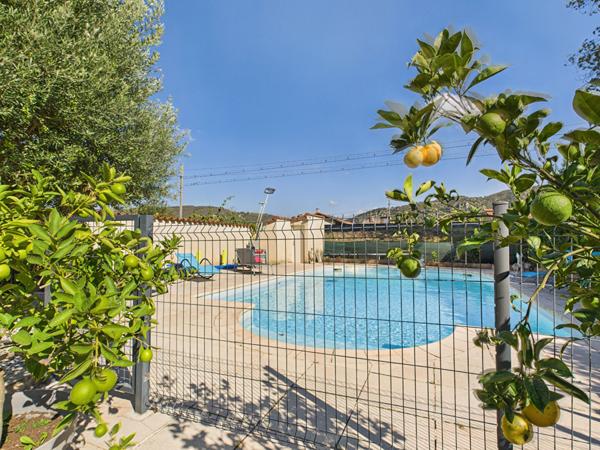 Maison 6 pièces - Terrain -1 430 m² - Piscine - Saint-Jean-de-Muzols