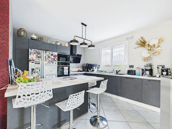 Maison 6 pièces - Terrain -1 430 m² - Piscine - Saint-Jean-de-Muzols