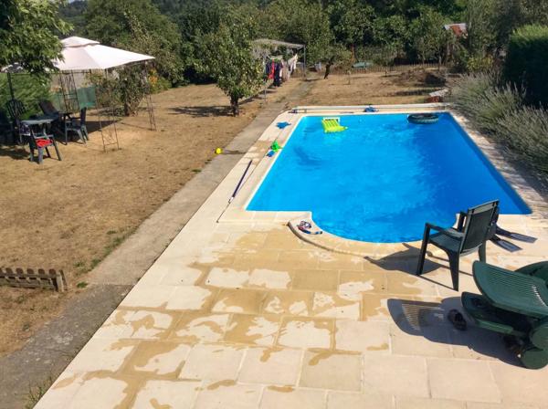 Maison de 3 chambres et 3 salles de bain avec une belle piscine.