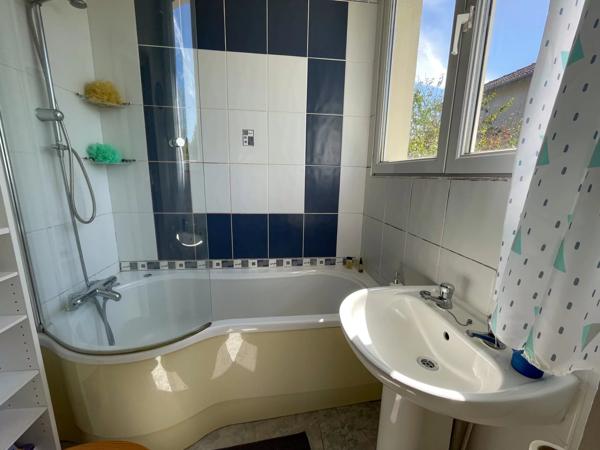 Maison de 3 chambres et 3 salles de bain avec une belle piscine.