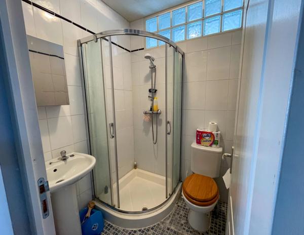 Maison de 3 chambres et 3 salles de bain avec une belle piscine.