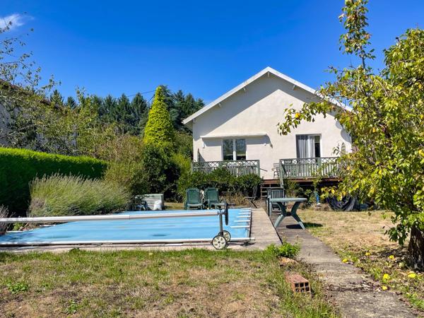 Maison de 3 chambres et 3 salles de bain avec une belle piscine.