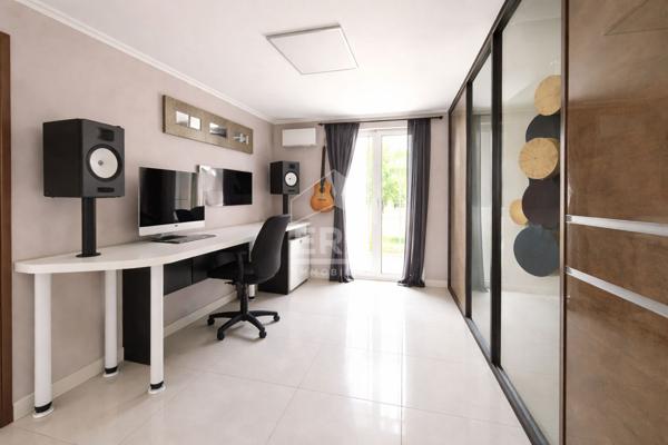 Maison plain-pied entièrement rénovée ? Piscine ? Bureau indépendant ? Sans vis-à-vis