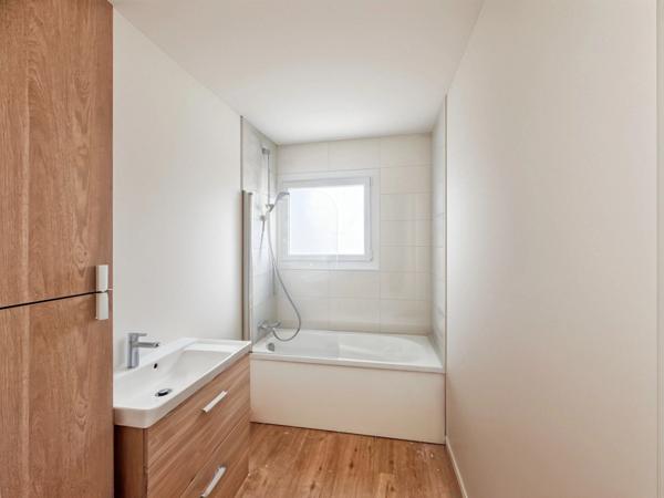 ANGERS – Bel appartement T4 rénové et lumineux de 75 m2 avec loggia, balcon, cave, parking.