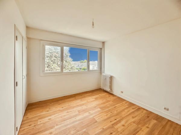 ANGERS – Bel appartement T4 rénové et lumineux de 75 m2 avec loggia, balcon, cave, parking.