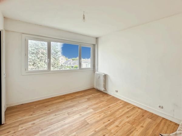 ANGERS – Bel appartement T4 rénové et lumineux de 75 m2 avec loggia, balcon, cave, parking.