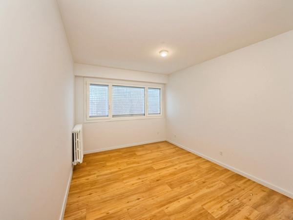 ANGERS – Bel appartement T4 rénové et lumineux de 75 m2 avec loggia, balcon, cave, parking.