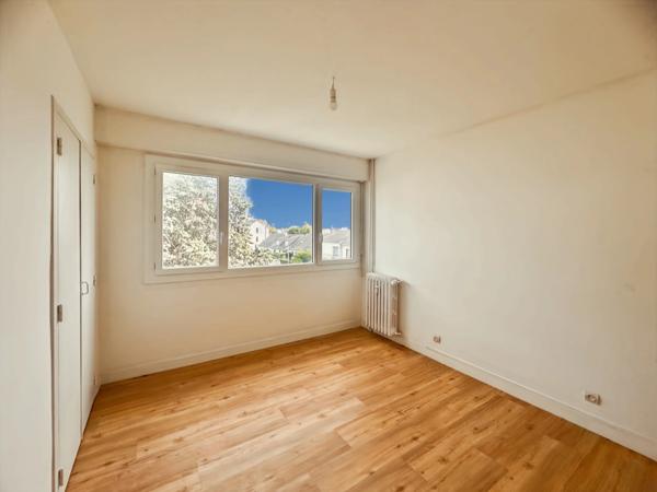 ANGERS – Bel appartement T4 rénové et lumineux de 75 m2 avec loggia, balcon, cave, parking.