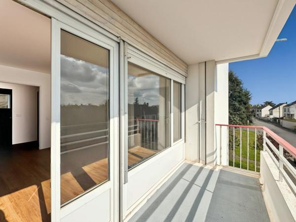 ANGERS – Bel appartement T4 rénové et lumineux de 75 m2 avec loggia, balcon, cave, parking.