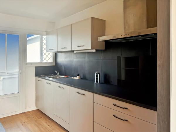 ANGERS – Bel appartement T4 rénové et lumineux de 75 m2 avec loggia, balcon, cave, parking.