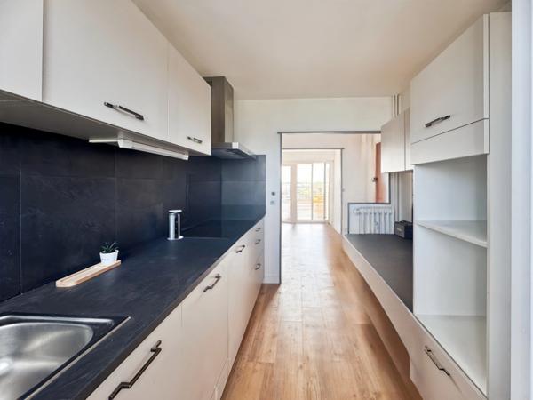 ANGERS – Bel appartement T4 rénové et lumineux de 75 m2 avec loggia, balcon, cave, parking.