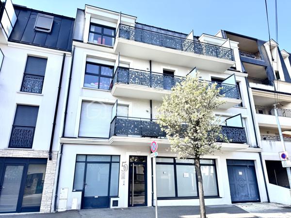 Situé en plein cœur de Pontault-Combault, à proximité immédiate des commerces, des écoles, et du RER É venez découvrir ce bel appartement 3 pièces d’environ 66m2 situé au 2e étage d’une résidence de 2015.
L’appartement se compose d’une ENTRÉE AVEC PLACARD, d’un SÉJOUR LUMINEUX avec CUISINE OUVERTE, la pièce de vie donne accès à un BALCON idéal pour profiter de l’extérieur. 
L’espace nuit comprend deux chambres dont une avec accès à un SECOND BALCON, une BUANDERIE, une salle de bain, ainsi que des WC SÉPARÉS.
TRAVERSANT ET LUMINEUX, ce bien bénéficie d’une belle luminosité tout au long de la journée.
Un DOUBLE STATIONNEMENT EN PARKING SUPERPOSÉ complète ce bien.
Les + : 
- Résidence de 2015 
- DEUX BALCONS 
- BUANDERIE 
- WC SÉPARÉS 
- DEUX PLACES DE PARKING EN SOUS-SOL SÉCURISÉ
- CENTRE-VILLE PROCHE RER